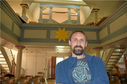 Kirchenvorstand Kilian Peters will zur Einweihung Stummfilme zeigen und mit der Engelhardt-Orgel begleiten lassen. Foto: Berg