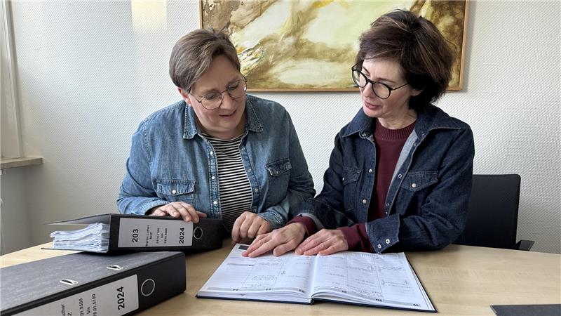 Wie organisiert sich eine Kirchengemeinde, wenn Personal fehlt? Kirchenvorstandsvorsitzende Manuela Funhoff (l.) und Pfarrerin Petra Rau planen die kommenden Monate unter dem Aspekt, dass die Luthergemeinde nun eine halbe Pfarrstelle fehlt.