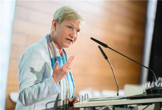 Kirsten Fehrs, amtierende Vorsitzende des Rates der EKD, spricht.