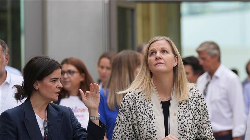 Kirsty Coventry (r) äußert sich zum Start von russischen Athleten bei Winter-Olympia in Italien