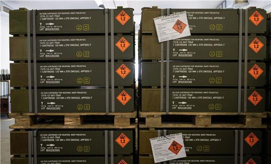 Kisten mit 120-Millimeter KE Panzermunition stehen in einer Halle bei Rheinmetall.