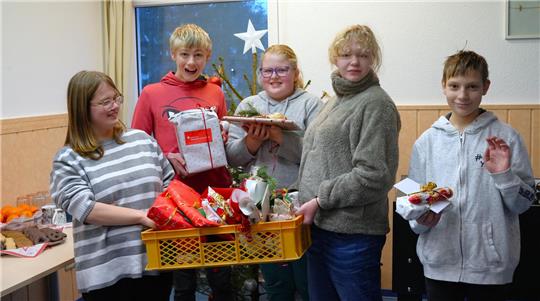 Kisten voller Geschenke nehmen die Kinder entgegen. Auspacken dürfen sie sie aber erst an Heiligabend.
