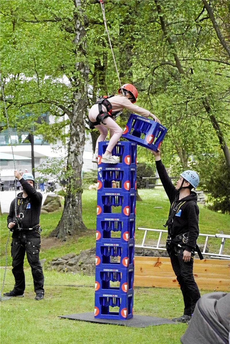 Jubel und Trubel am Fuße des Harzburger Burgbergs Kistenklettern für ganz Mutige.