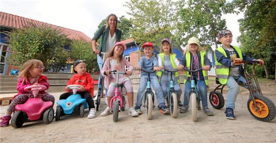 Kita-Leiterin Nadine Reichl mit einem Teil der jungen Starter: Gleich drehen sie auf dem Kita-Gelände wieder Runden, um nicht nur Kilometer für die Stadtradel-Aktion zu sammeln, sondern auch, um Bäume für die Pflanzaktion zu erringen.