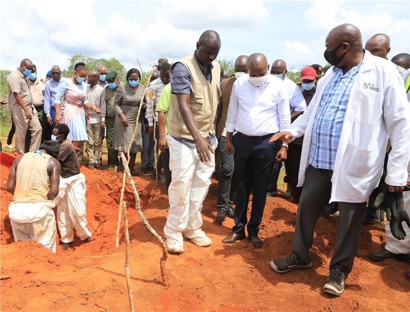 Mindestens 318 Tote bei „Hungersekte” in Kenia Kithure Kindiki (M), Innenminister von Kenia, inspiziert Gräber in einem Waldgebiet im Süden des Landes, in denen Opfer der «Hungersekte» begraben sind (April 2023).