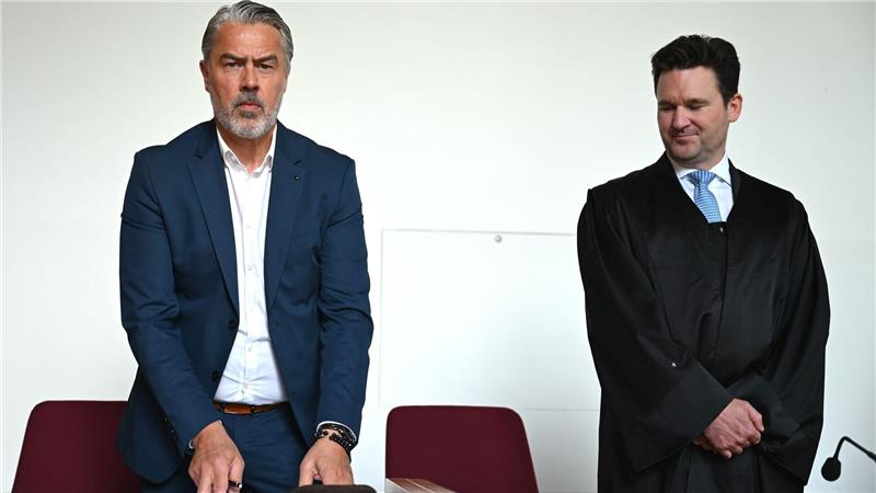 Kläger Matthias Timm neben seinem Anwalt Dennis Geissler zu Beginn der Bonner Verhandlung.