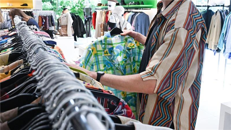 Second Hand liegt im Trend, die große Masse aber ist Neuware Klamotten in einem Second-Hand-Laden. Im Internet zieht der Verkauf von Ware aus zweiter Hand deutlich an.