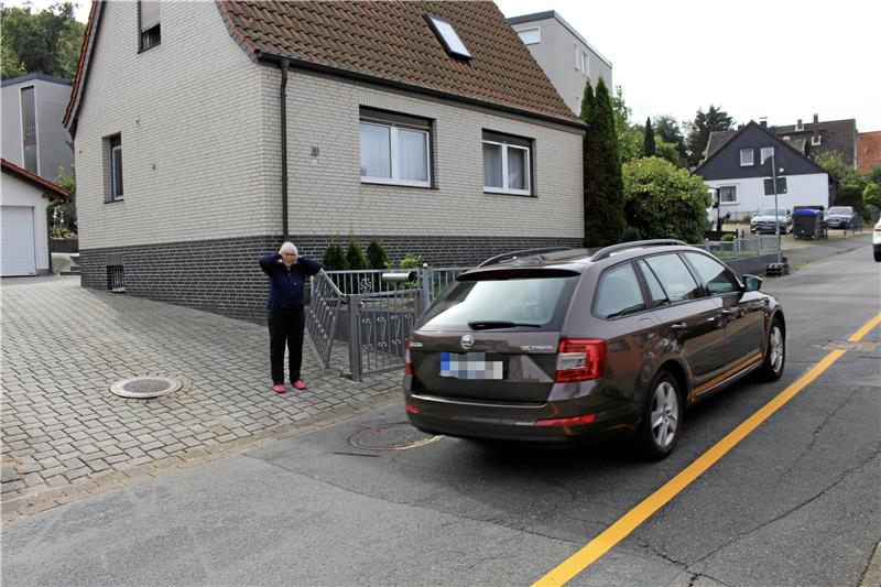 Klappernde Gullydeckel auf der Heimbergstraße. Anwohnerin Sigrid Künzel-Keune erträgt den Lärm nicht. Fotos: Wendt