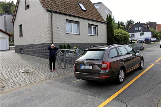 Klappernde Gullydeckel auf der Heimbergstraße. Anwohnerin Sigrid Künzel-Keune erträgt den Lärm nicht. Fotos: Wendt