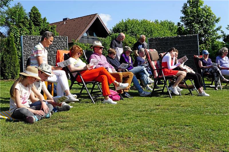 Oberharzer verlegen ihre Gottesdienste in den Garten Klappstuhl, Kissen oder Decke: Ihre Sitzgelegenheit bringen sich die Gottesdienst-Besucher selbst mit. Den Altar schmückt ein Garten-Strauß. Foto: Privat