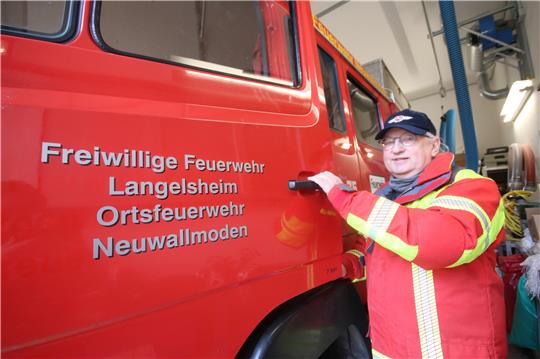 Klappt demnächst die Tür des Neuwallmodener Einsatzfahrzeugs als Ortsbrandmeister zu: Bernhard Neumann. Foto: Gereke
