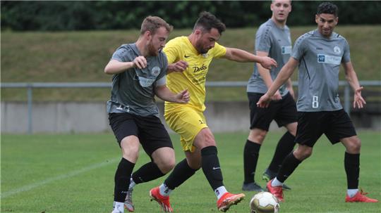 Klappt’s im fünften Anlauf mit dem ersten Heimsieg? Niklas Leowsky (M.) und der SV Rammelsberg wollen am Sonntag gegen den VfL Liebenburg wichtige Punkte für den Klassenerhalt holen.