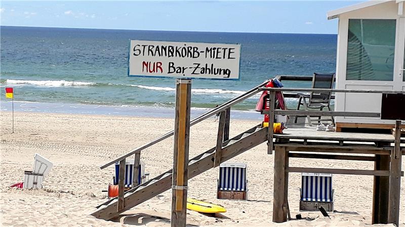 Klar geht’s in Sylt auch ums Geld. Was sich am Meer meistens gut verdrängen lässt, wenn man nicht gerade – wie hier – mit der Nase drauf gestoßen wird. Foto: Kempfer