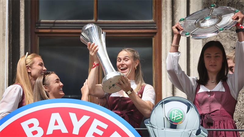 Klara Bühl (2.v.r.): Nächste Trophäe für die Bayern-Frauen? (Archivbild)