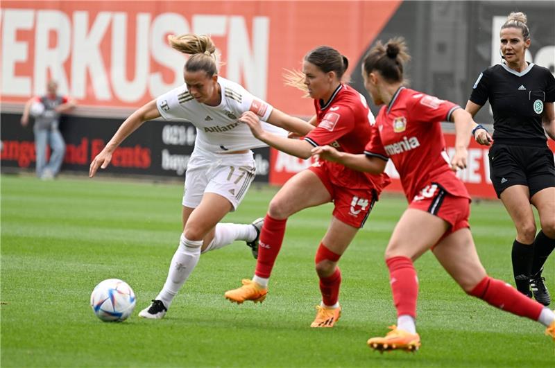Klara Bühl (l) kämpft gegen die Leverkusenerin Juliane Wirtz (M).
