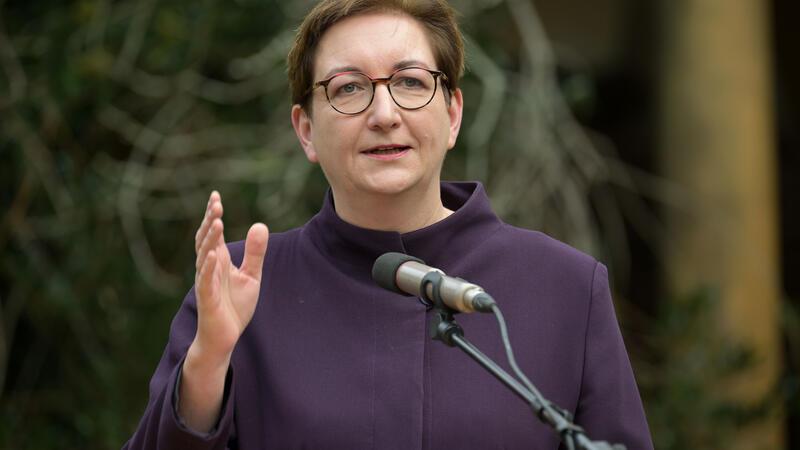 Was kann man gegen den Leerstand tun, Frau Geywitz? Klara Geywitz (SPD), Bundesministerin für Wohnen, Stadtentwicklung und Bauwesen, ist als erste Frau Ehrengast beim 43. Goslarschen Pancket in der Kaiserpfalz.