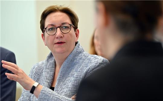 Klara Geywitz (SPD) spricht über das Verhältnis von Dämmmöglichkeiten und die Kosten.