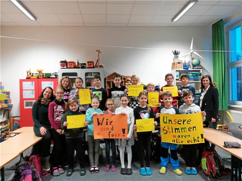 Klare Botschaften: Die Klasse 4 a der Worthschule will nicht für Online-Manipulationen verantwortlich gemacht werden.  Foto: Privat
