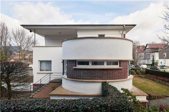Klare Formen mit einer extravaganten Rundung: Das „Haus Franck“ in Goslar fällt auf, solche Gebäude im Bauhaus-Stil sind in der Region rar.  Fotos: Olaf Mahlstedt