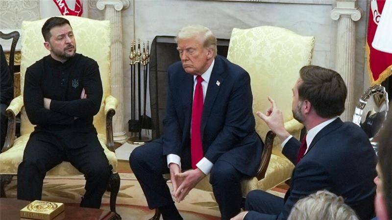 Selenskyj in London: Warmer Empfang für den Angegriffenen Klare Körpersprache: Selenskyj (l.) hört die Zurechtweisung durch den US-Präsidenten Trump und dessen Vize J.D. Vance.