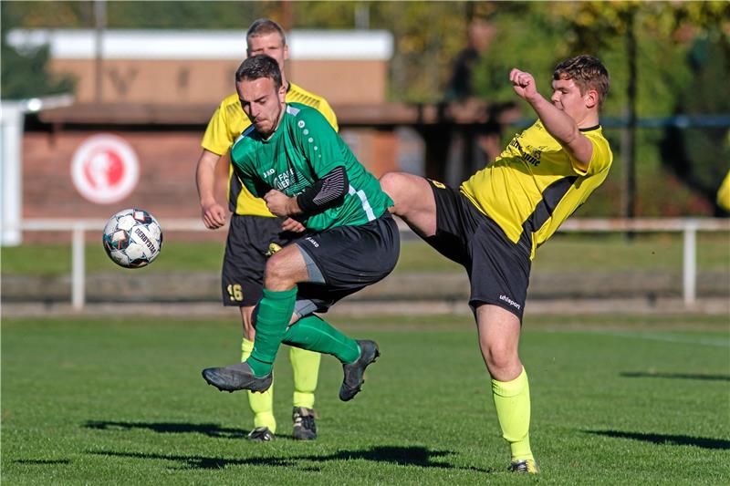 VfR Langelsheim gewinnt Kellerduell und nimmt Kurs Richtung Klassenerhalt Klare Sache: Der VfR Langelsheim, rechts Felix Welz, schlägt den MTV Bornhausen, hier Christopher Probst, mit 3:0. Foto: Drechsler