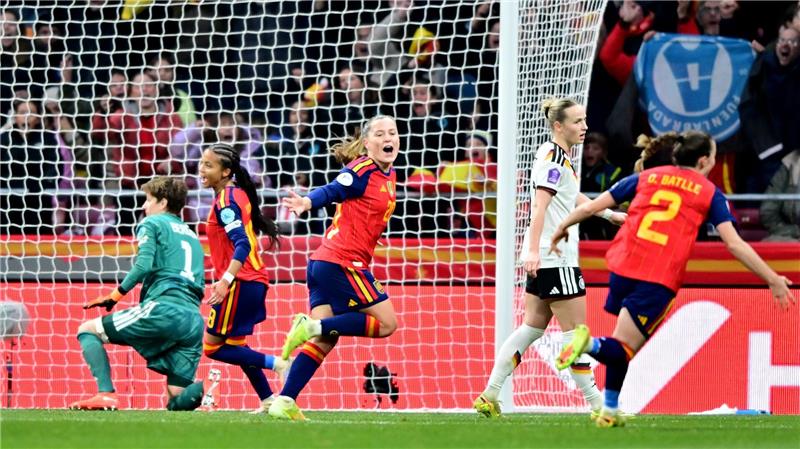 Klare Verhältnisse in Madrid: Doppeltorschützin Pina darf jubeln, Torhüterin Berger ist geschlagen.