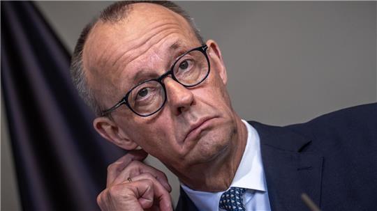 Klare Worte, keinen diplomatischen Floskeln: Kanzler Friedrich Merz (CDU) äußert sich bei einem Treffen mit seinem niederländischen Amtskollegen zu den Forderungen von US-Präsident Donald Trump nach Nato-Unterstützung zur Sicherung der Schifffahrt durch die Straße von Hormus.