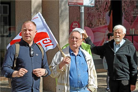 Klartext: Verdi-Sekretär Marc Jäger spricht unter den Augen von Goslars IG BCE-Institution Werner Schwerthelm über René Benko und das „Gespenst Signa“. Foto: Epping