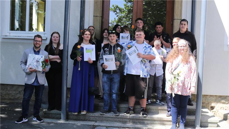 Pestalozzi-Schüler erhalten Abschlusszeugnisse Klasse 9 mit Klassenlehrer Matthias Eine.