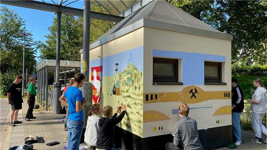 Klasse 9b der Robert-Koch-Schule macht aus dem Toilettenhäuschen einen Bus mit Werbeflächen.