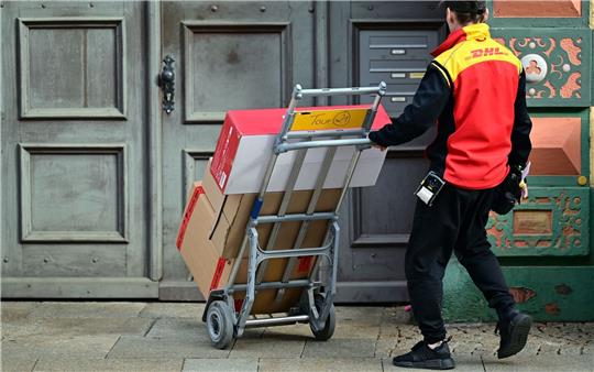 Klassische Briefe gibt es immer seltener. Doch dank des Online-Handels profitiert die Deutsche Post vom Paketversand.