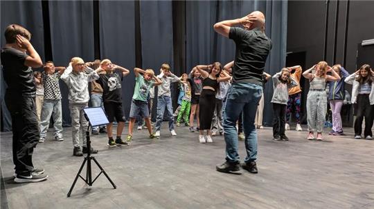 Klassische Musik hautnah erleben: dafür mussten die Schüler auch mal mitmachen, anstatt nur zuzusehen.