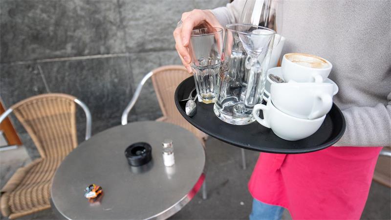 Klassischer Studentenjob: Ein Kellner räumt einen Tisch in einem Restaurant ab. (Symbolbild)