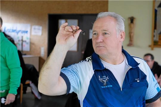 Klaus-Dieter Peters wirft bei seinem Einzelsieg einen Average von 93,94. Dennoch müssen sich die Falken Berlin geschlagen geben. Foto. Drechsler