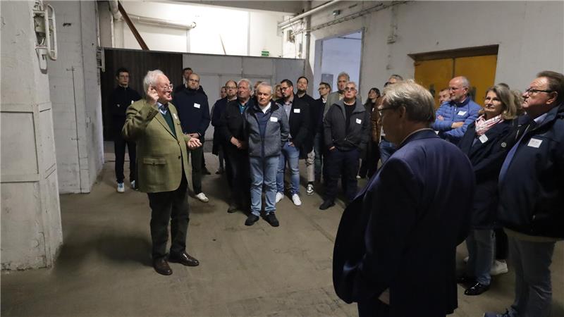 Unternehmer kommen in der „Alten Nudelei“ zusammen Klaus-Dieter Schumann, Alteigentümer der Nudelei, führt die Gäste über das Gelände und die zugänglichen Räume.