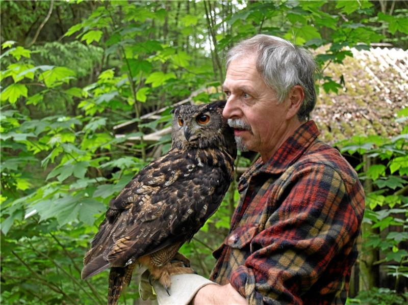 Klaus Dietrich (re.) mit Uhu Moritz, der seit 18 Jahren in der Vogelstation am Schneiderteich lebt.  Foto: Pfeffer-Schleicher
