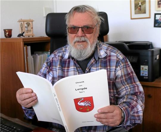 Klaus Gehmlich hat eine Chronik des Ortes Lengde geschrieben. Eine erste Broschüre zur Ortsgeschichte hat er bereits 50 Jahre zuvor veröffentlicht. Foto: Hartmann