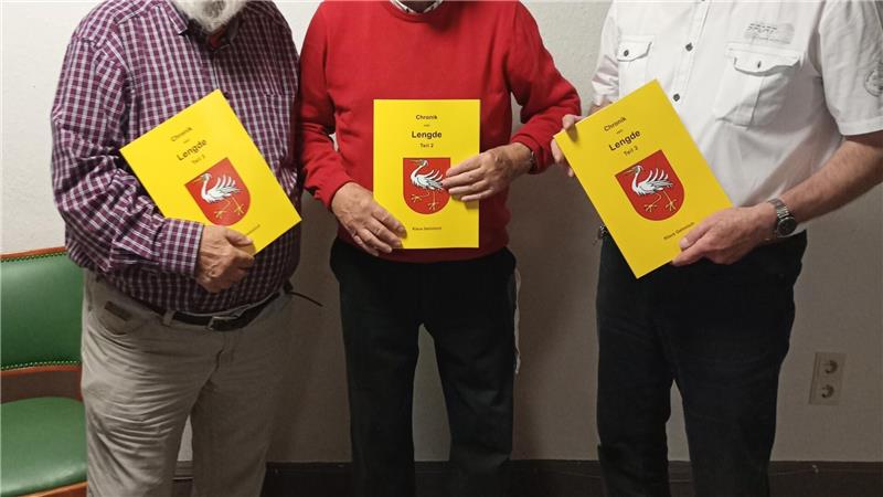 Klaus Gehmlich (v.l.), Günther Kiehne und Wolfgang Papendieck präsentieren die Chronik von Lengde.