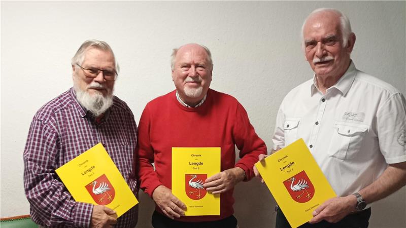Klaus Gehmlich (v.l.), Günther Kiehne und Wolfgang Papendieck präsentieren die Chronik von Lengde.