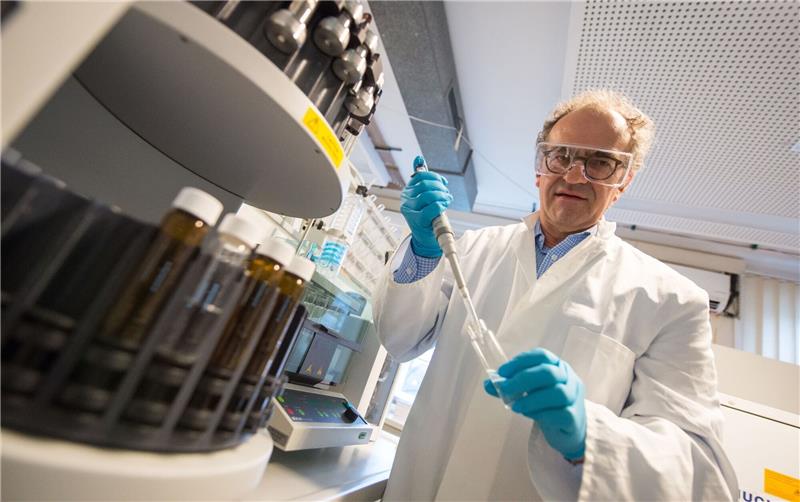 Klaus Kümmerer, Professor, arbeitet in einem Labor an der Leuphana Universität Lüneburg.