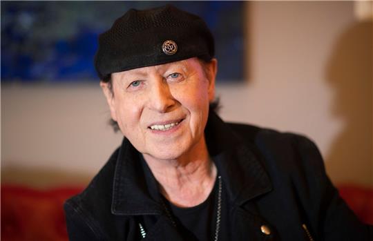 Klaus Meine von der Rockband "Scorpions" gibt in den Peppermint Park Studios ein Interview.