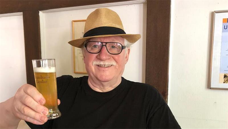 Klaus Meya trinkt gerne Mal ein Bier im Goslarer Brauhaus.