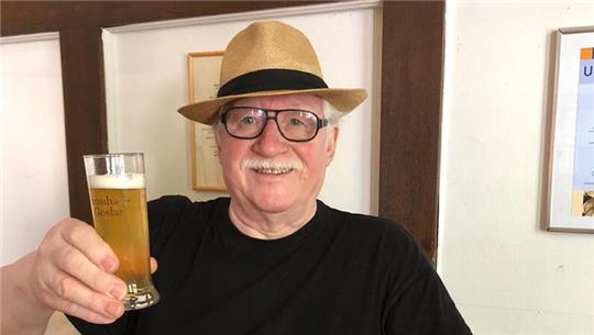 Klaus Meya trinkt gerne Mal ein Bier im Goslarer Brauhaus.