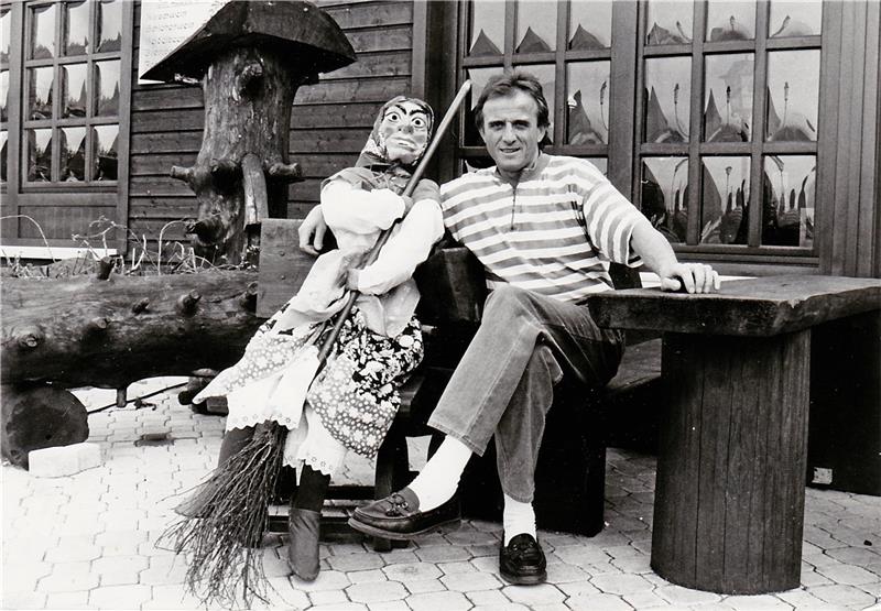 Klaus Moll prägt über Jahrzehnte die Kneipen-Szene der Kaiserstadt. Das Foto zeigt ihn vor seiner Bocksberg-Hütte, die Moll in den 70er Jahren übernimmt. Fotos: Sowa, Privat