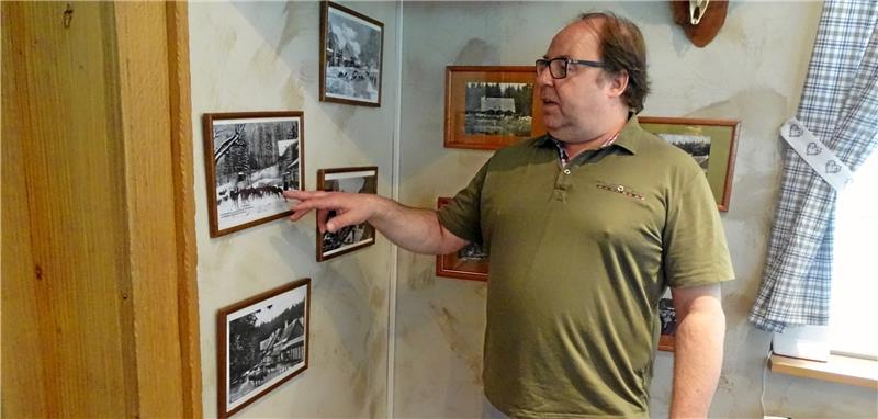 Geschasster Molkenhaus-Wirt meldet sich zu Wort Klaus Moschny hatte einmal große Pläne mit dem Molkenhaus, hier zeigt er einiges davon kurz nach der Eröffnung. Nun ist er hochkant aus der altehrwürdigen Waldgaststätte geflogen und hat sogar Hausverbot –genau wie im Oberharzer Wilddieb, ein Restaurant in Clausthal-Zellerfeld, das Moschny gehört. Foto: GZ-Archiv