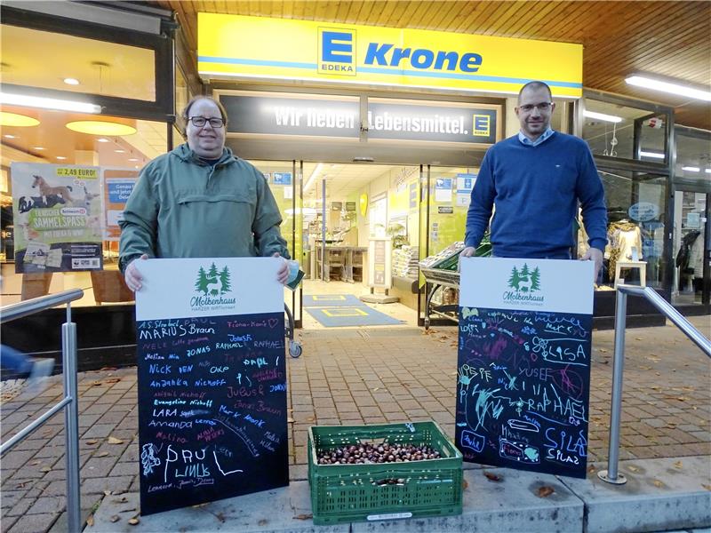 Klaus Moschny (links) und Torben Korne freuen sich nicht nur über die Kastanien, sondern auch die vielen Unterschriften der Sammlerinnen und Sammler. Die Tafeln sollen zum Dank im Molkenhaus aufgehängt werden. Foto: Exner