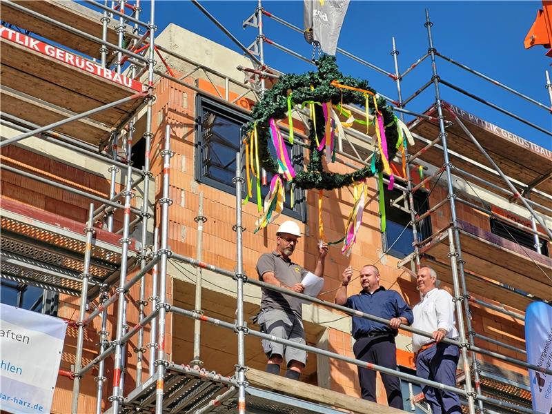 Soziales wohnen: Richtfest beim Goslarer Millionenprojekt Klaus-Peter Wolf vom Bauunternehmen Pätzold, Wohngesellschaften-Chef Jan-Hendrik Fischer und Architekt Dominik Ehbrecht (v. li.) stoßen beim Richtfest auf den Neubau an der Marienburger Straße an. Foto: Roß