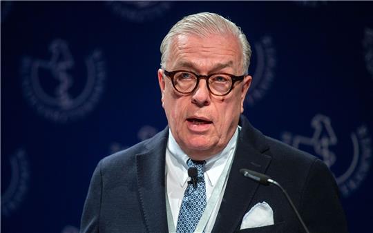 Klaus Reinhardt, Präsident der Bundesärztekammer, spricht beim Deutschen Ärztetag in Berlin.