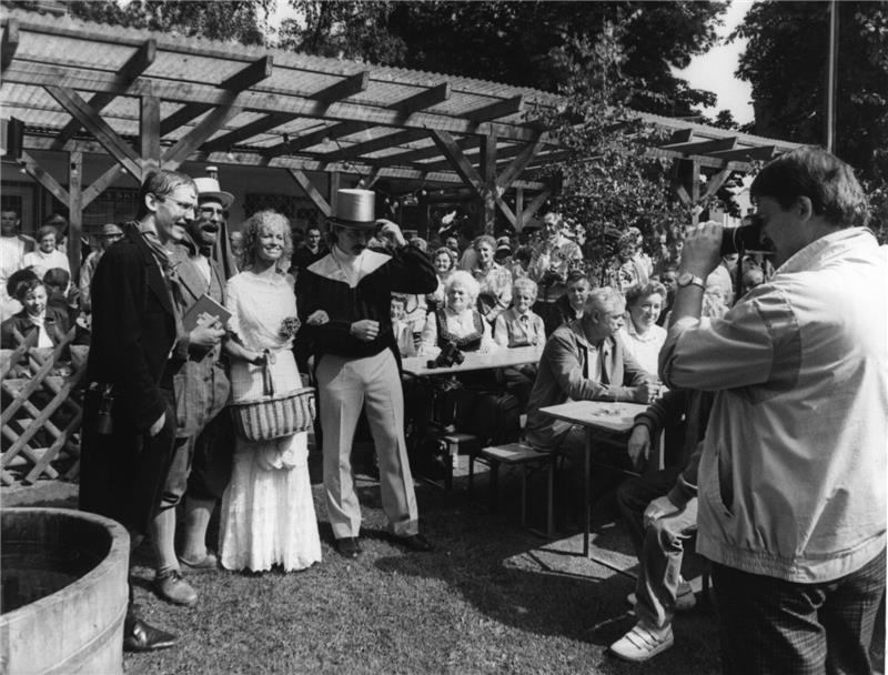 Bad Harzburgs Wochenmarkt als Kommunikationstreffpunkt Klaus Röttger, damals Redakteur bei der Harzburger Zeitung (später bei der GZ), fotografiert beim ersten historischen Wochenmarkt zum Salz- und Lichterfest 1987 seine Mitbewerber von der GZ (v.r.) Uwe Epping, Rosi Schwarz, Hans-Herwig Schlottke und Holger Schlegel.