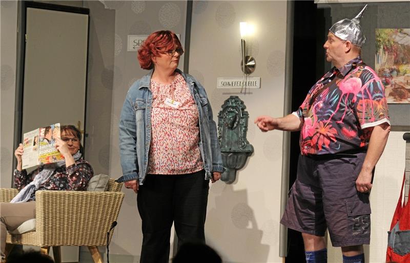 Die Mixpickels präsentieren ihr neues Stück in Altenau Klaus und Ines Peinemann mit Iris Fütterer (v.re.) auf der Bühne in Aktion. Foto: Nachtweyh